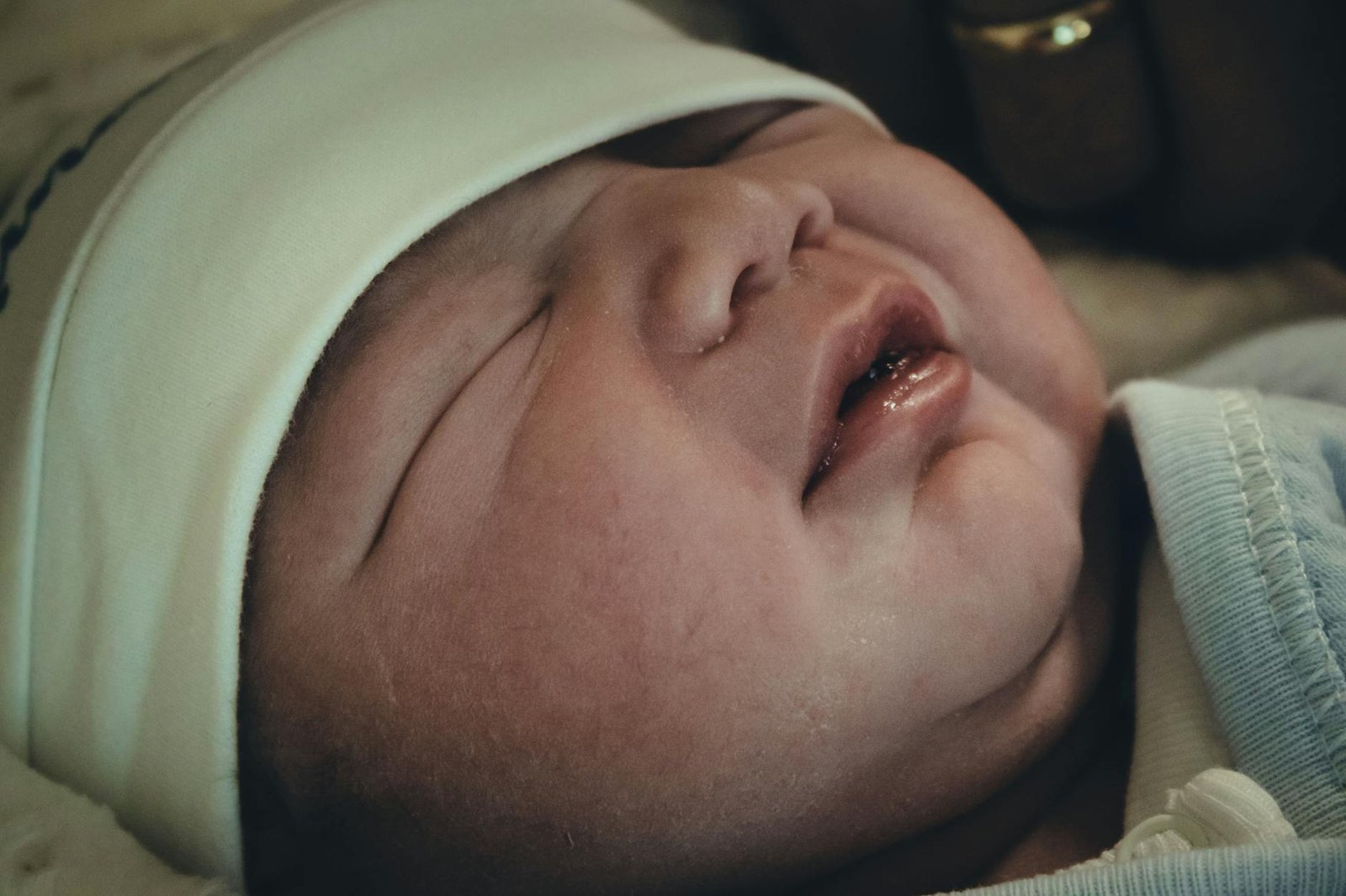 Tips praktis cara merawat bayi baru lahir secara aman dan nyaman untuk ibu dan anak.