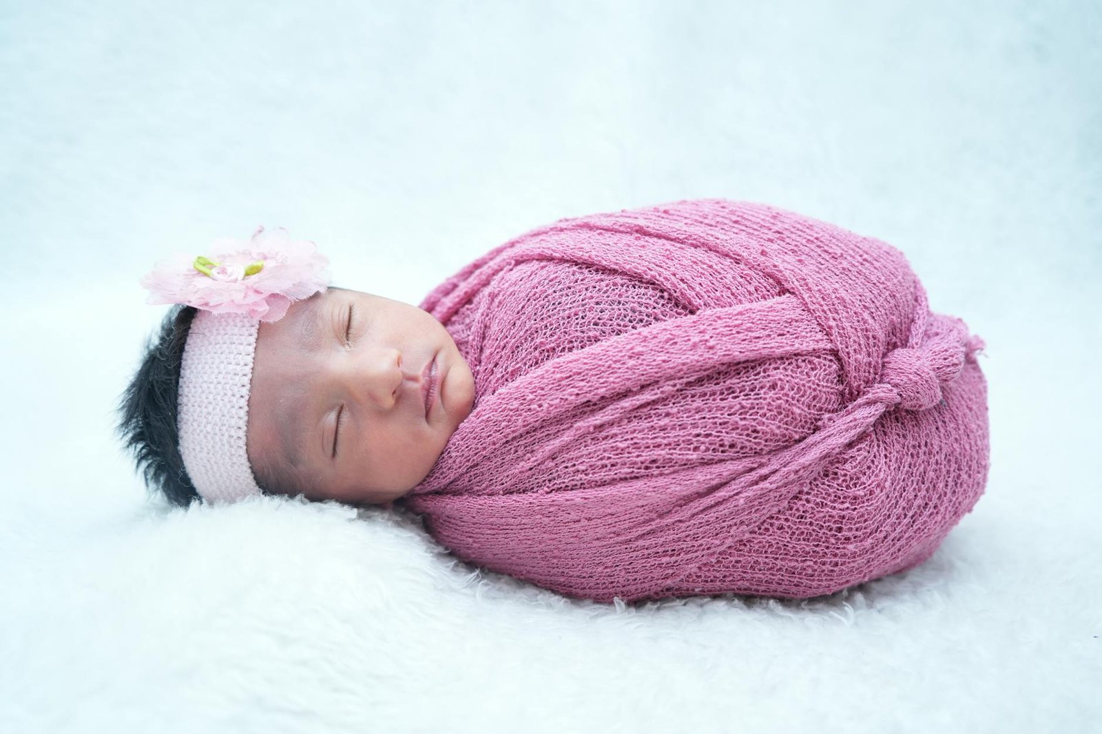 Ibu menggendong bayi baru lahir sambil menunjukkan cara memandikan, mengganti popok, dan menenangkan dengan sentuhan lembut.