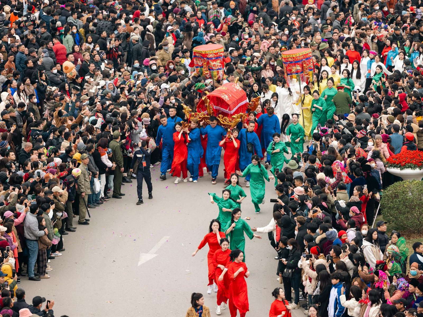 Tas bayi ringan dengan banyak kompartemen, ideal untuk perjalanan keluarga.