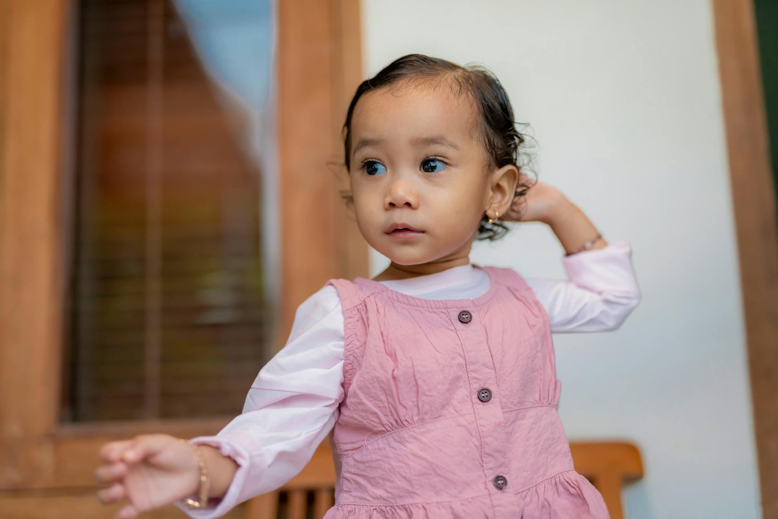 Ibu mengajarkan nilai keberanian dan empati pada anak perempuan di rumah