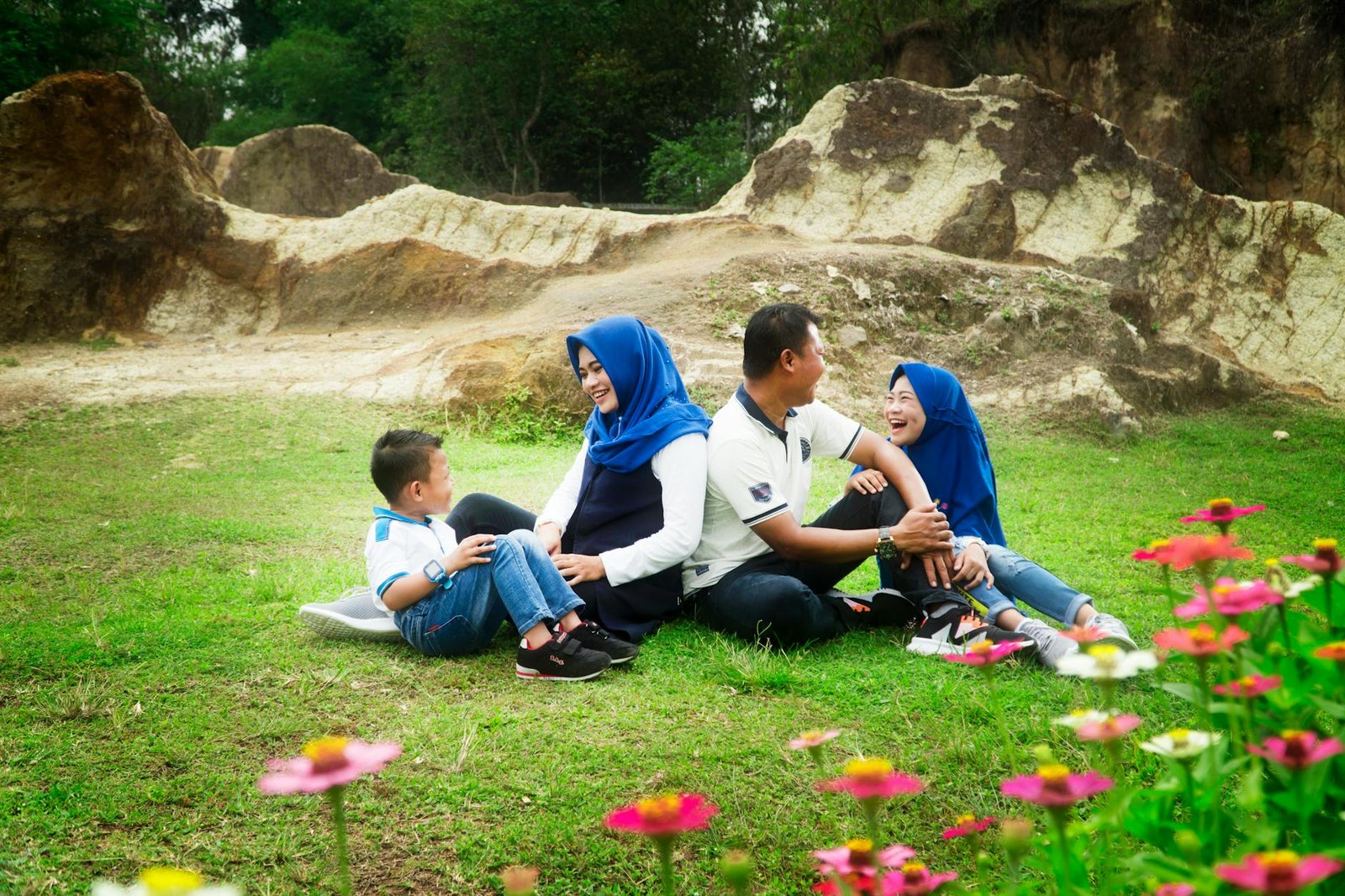 Ilustrasi pola asuh anak berdasarkan teori psikologi, menampilkan gaya otoriter, permisif, dan demokratis.