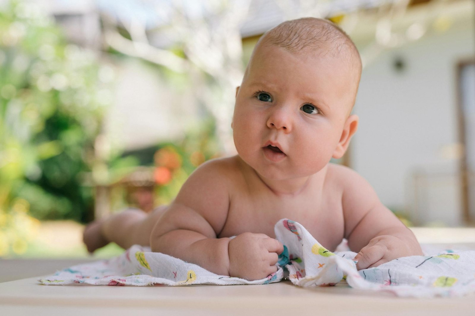 Bayi biasanya mulai tengkurap pada usia 2-4 bulan untuk menguatkan otot leher.