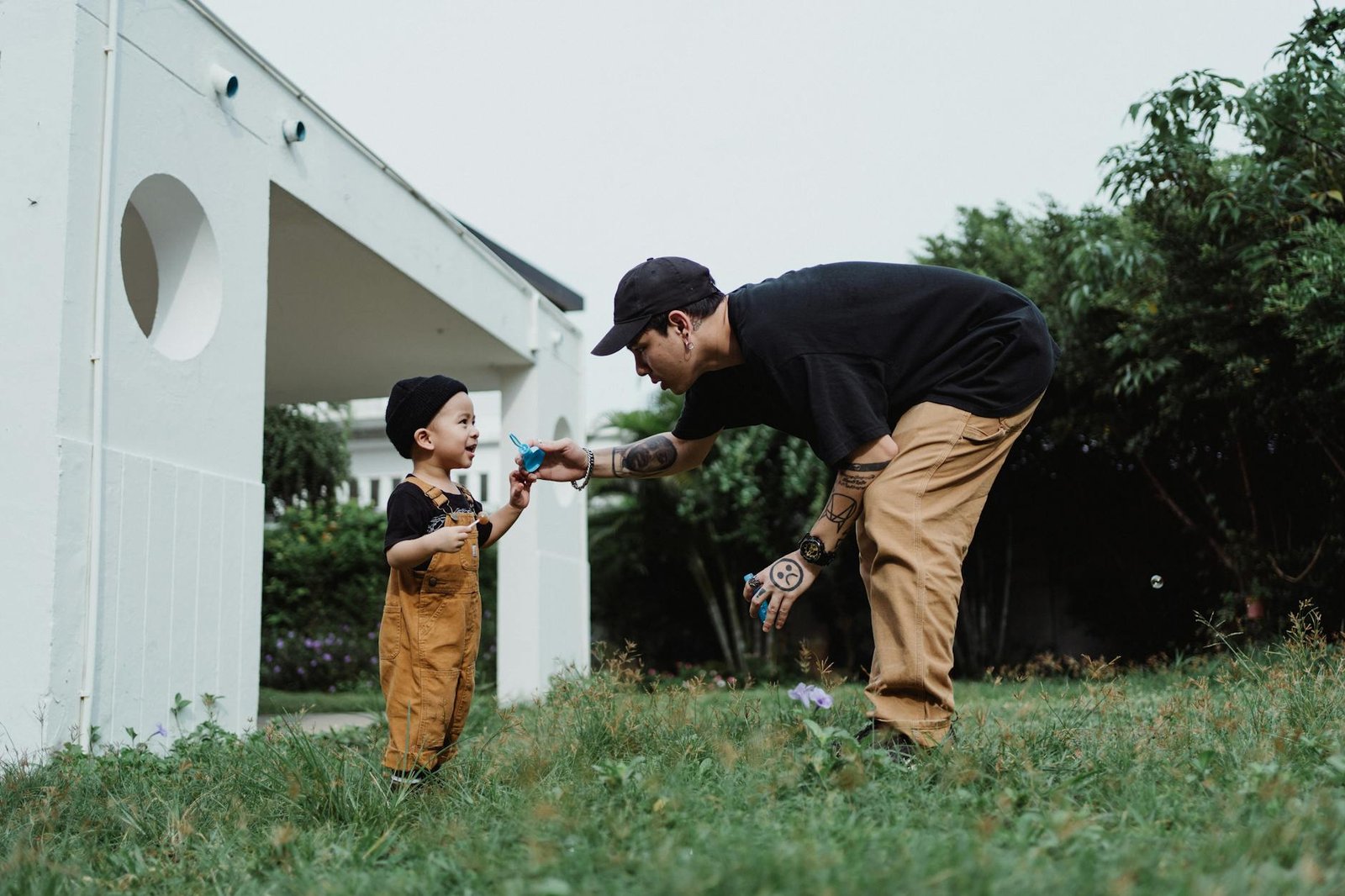 Ayah membimbing anak dengan kasih, contoh, dan disiplin dalam proses pendidikan keluarga