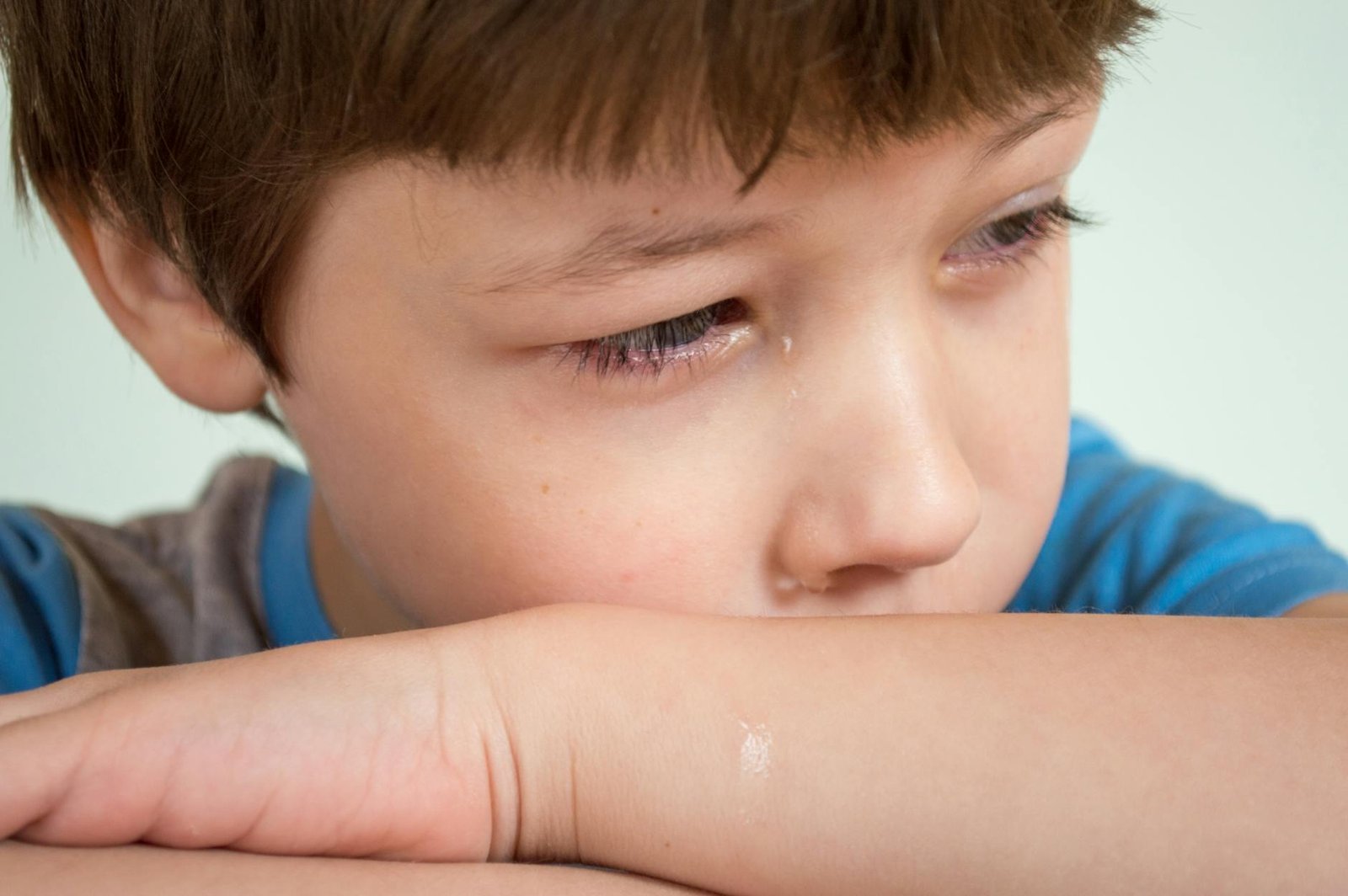 Anak kecil menangis tanpa alasan, menunjukkan kemungkinan stres, kelelahan, atau kebutuhan emosional yang belum terpenuhi