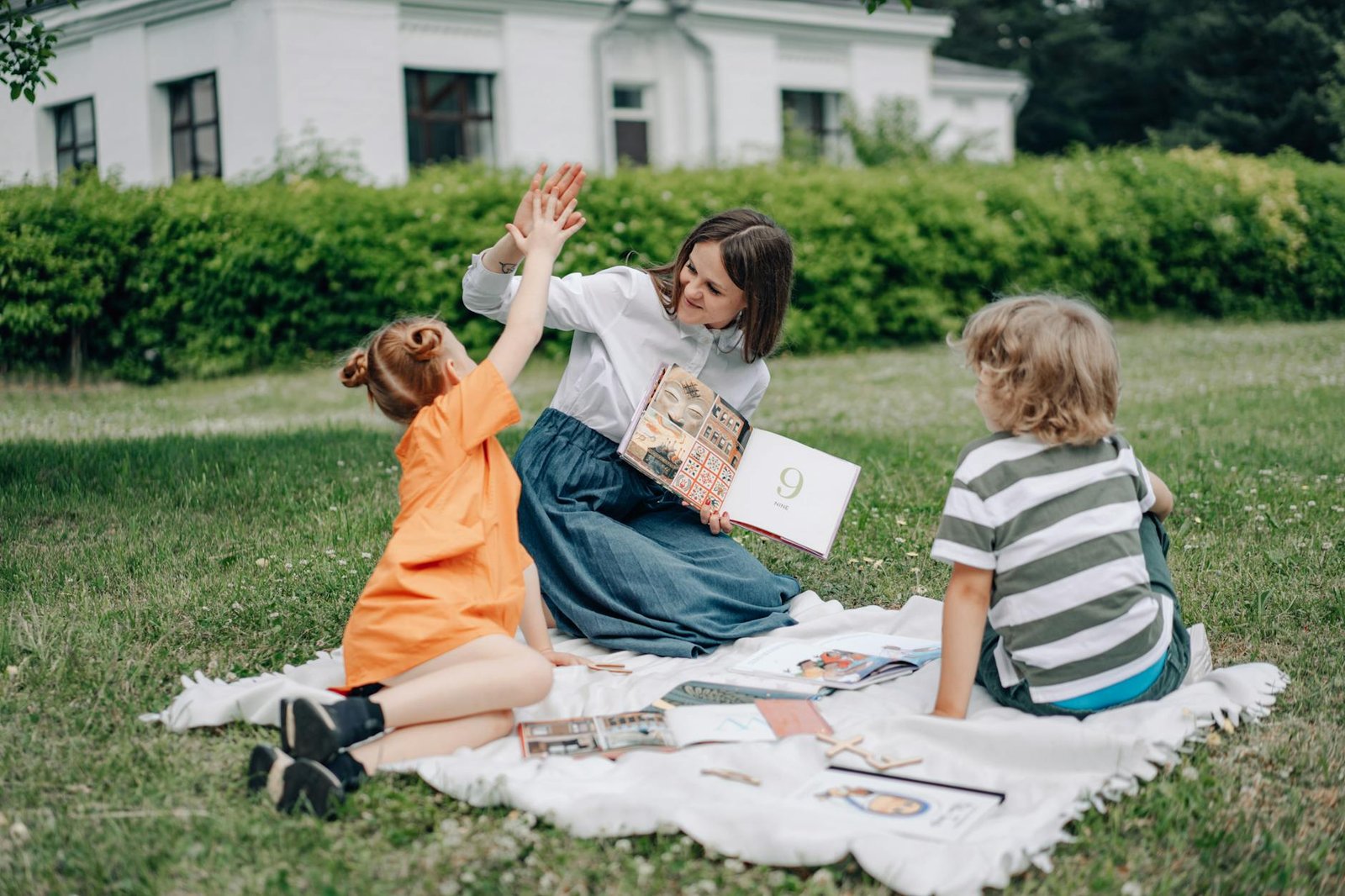 Ilustrasi tips parenting untuk anak aktif: cara menyenangkan mengasah energi dan kreativitas mereka.