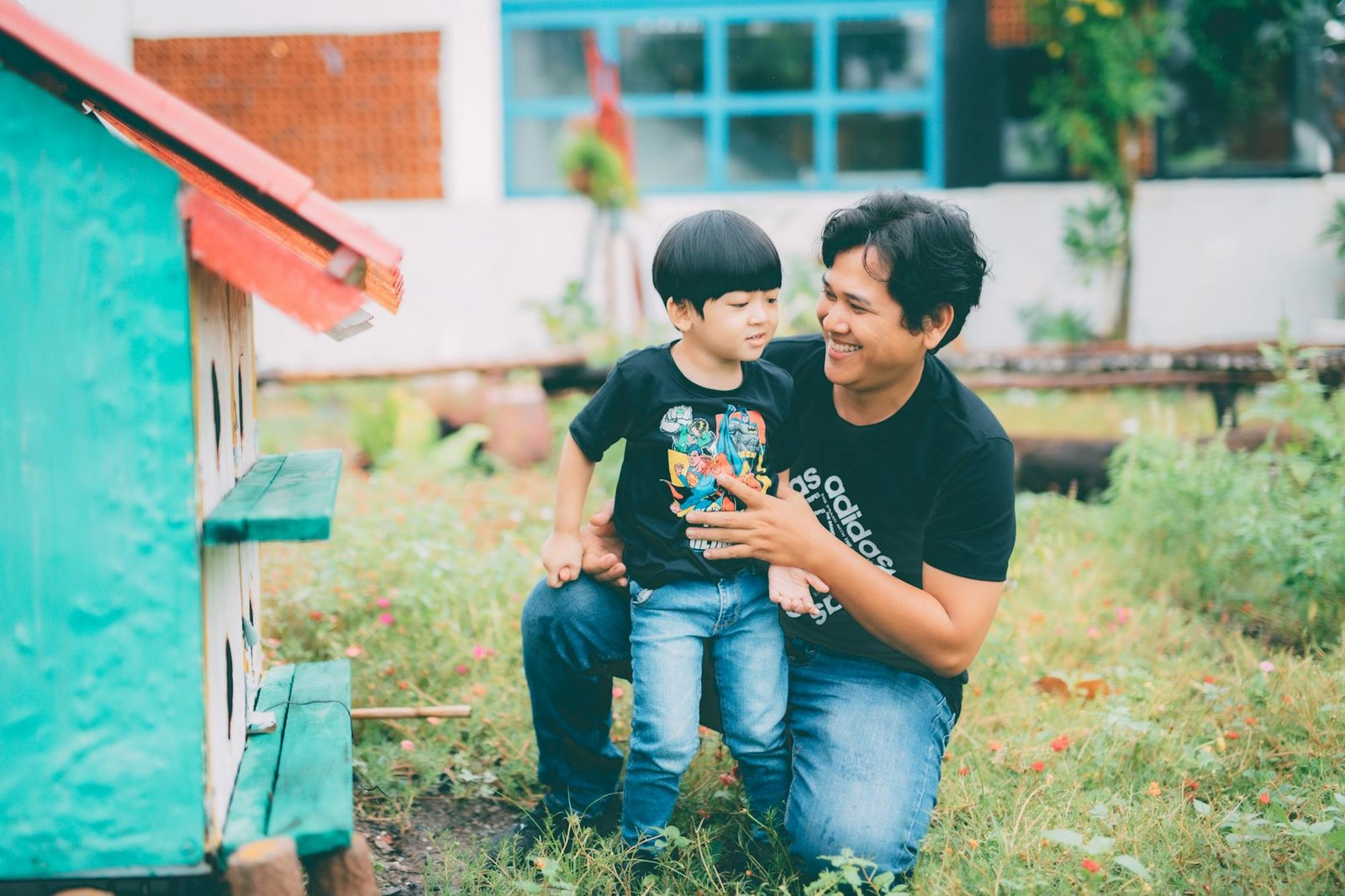 Anak kecil menunjukkan rasa percaya diri setelah belajar teknik pernapasan dan mendapat pujian.
