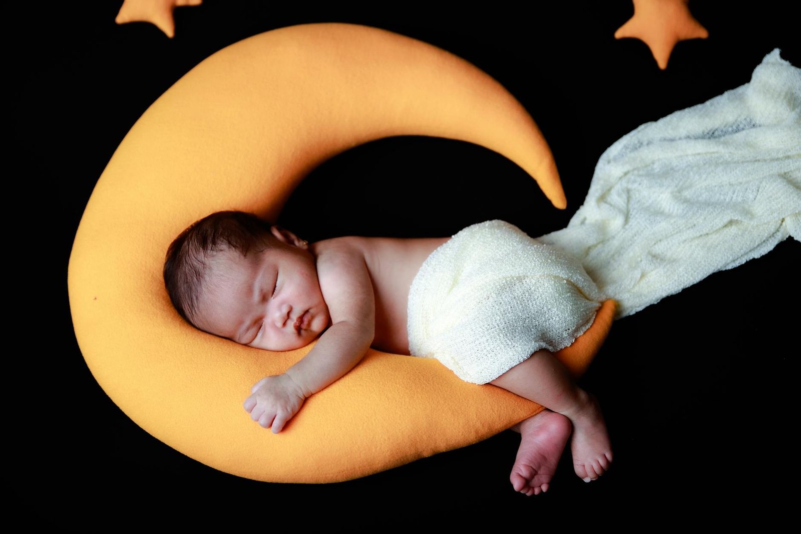 Bayi sering terbangun di malam hari karena berbagai alasan seperti lapar, popok basah, atau kebutuhan akan kenyamanan.