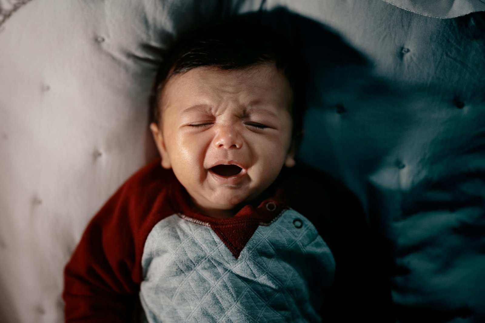 Tips mengatasi bayi susah tidur malam dengan rutinitas tenang, pencahayaan redup, dan teknik menenangkan