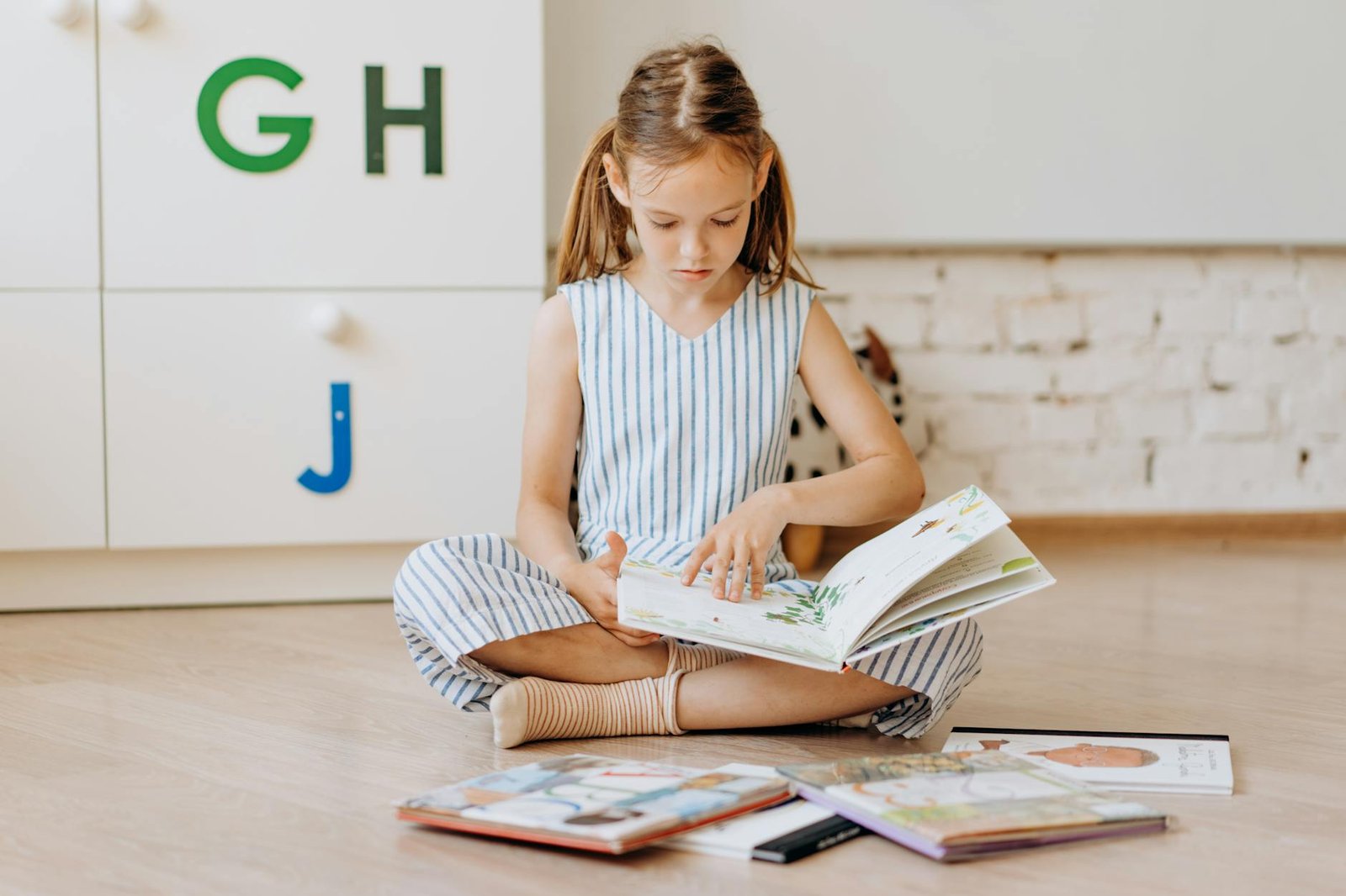 Buku anak terfavorit yang mengajarkan membaca lewat gambar cerah dan cerita sederhana