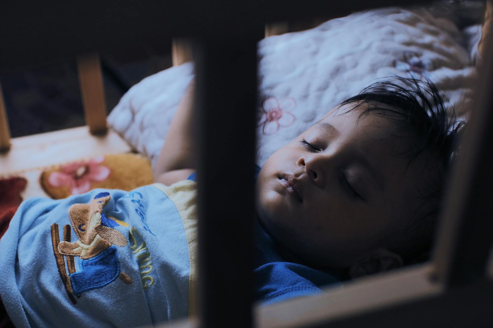 Foto bayi tertidur lelap di malam hari, ilustrasi solusi mengatasi bayi sering terbangun tengah malam.